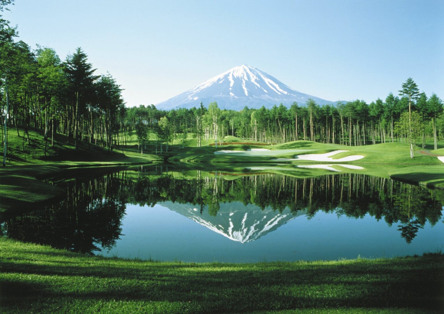 FOLLOWING THE FAIRWAYS IN THE SHADOW OF MOUNT FUJI