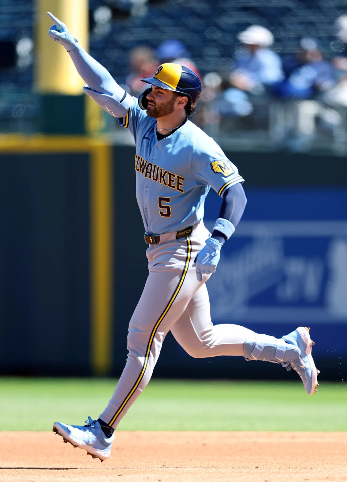 Brewers beat Royals 5-2 behind 5 RBI game from Garrett Mitchell