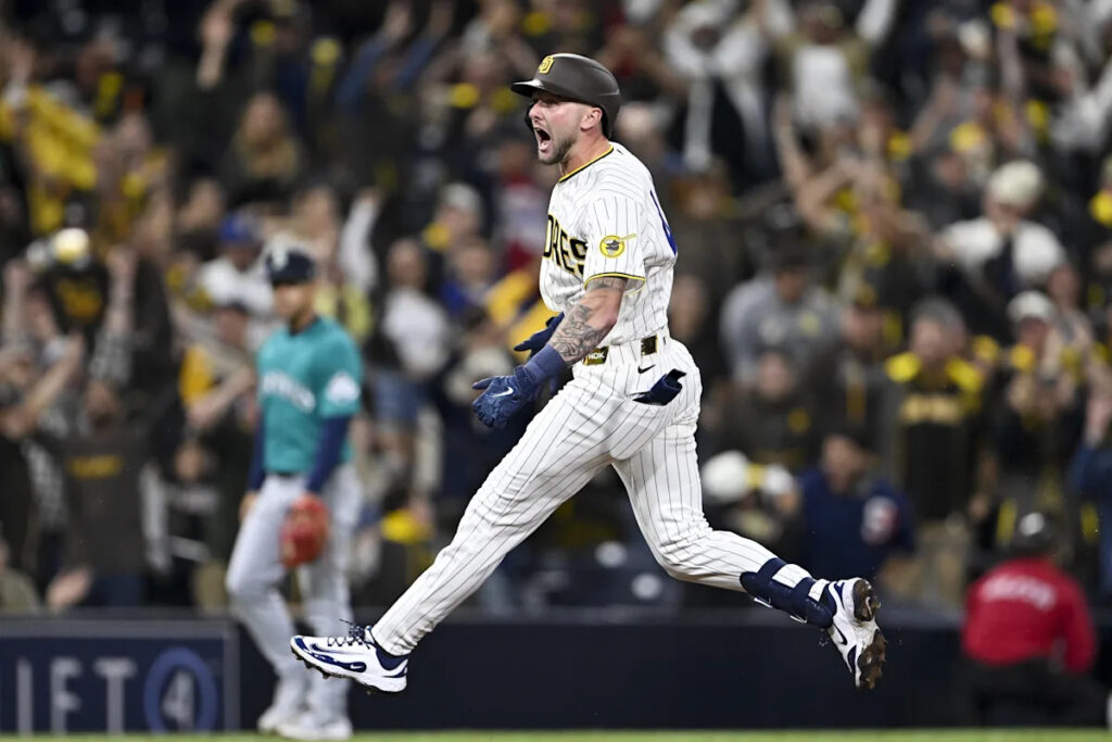 Mariners snatch defeat from jaws of victory, lose walkoff to Padres 7-6 Mariners snatch defeat from jaws of victory, lose walkoff to Padres 7-6