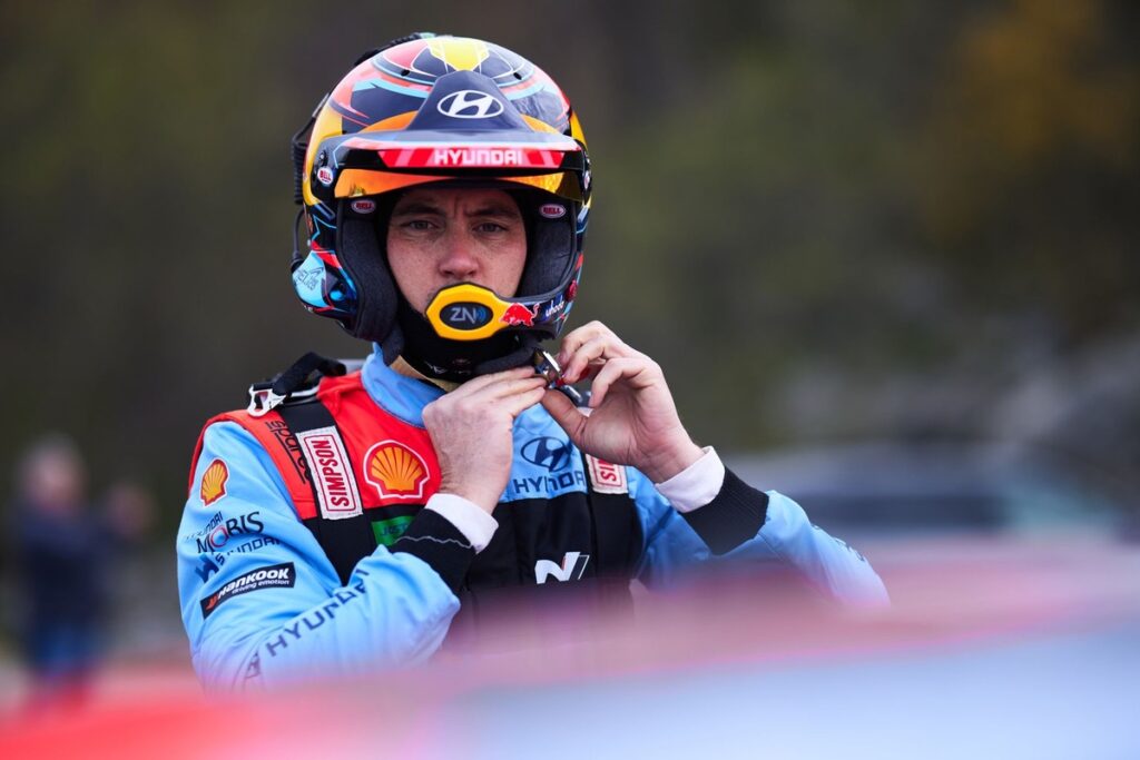 Neuville leads as Hyundai targets first win of season