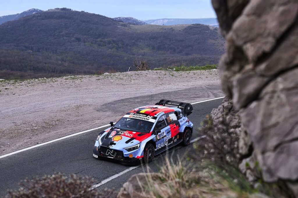 Neuville leads after punctures derail rally frontrunners Neuville leads after punctures derail rally frontrunners