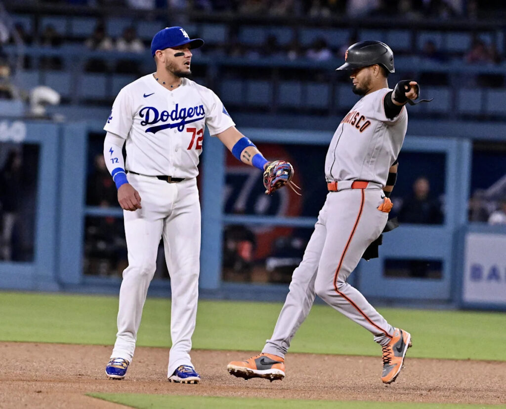 Giants return to their old ways