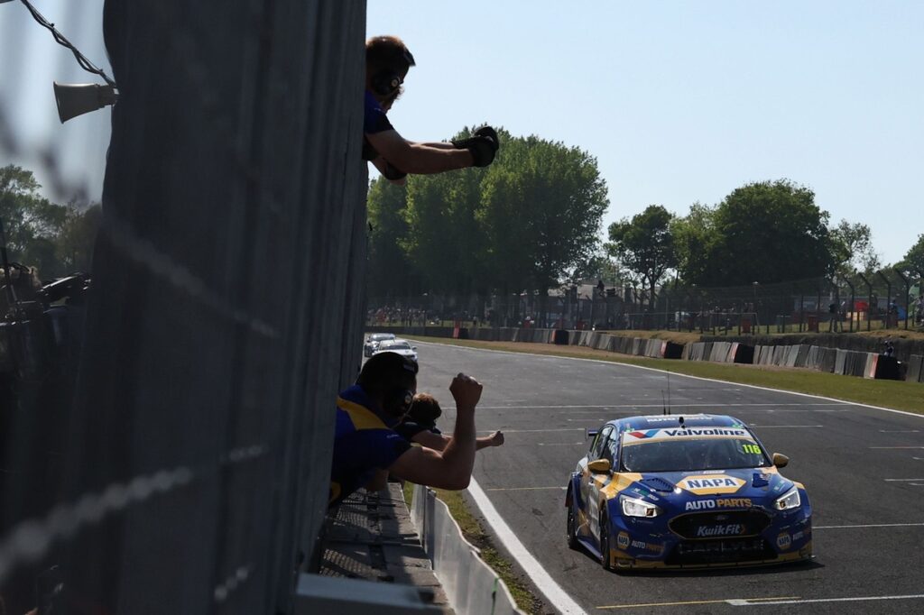 Sutton masterclass gives him qualifying race win