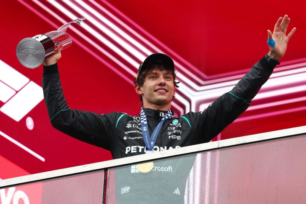 Antonelli lands F1 2026 blow as Russell retires in Montreal