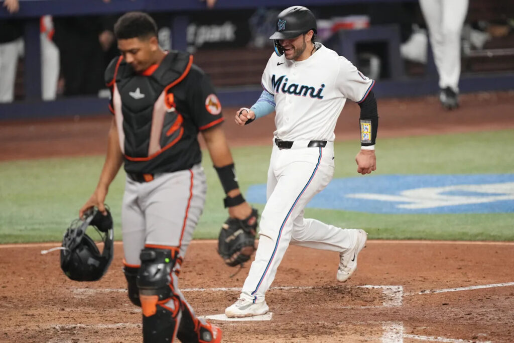 Marlins walk off Orioles on 9th-inning error in 4-3 loss