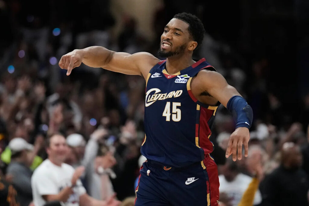 From 4 points to tying a playoff record with a 39-point half, Donovan Mitchell flips Game 4 for Cavs From 4 points to tying a playoff record with a 39-point half, Donovan Mitchell flips Game 4 for Cavs