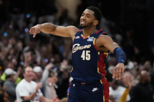 From 4 points to tying a playoff record with a 39-point half, Donovan Mitchell flips Game 4 for Cavs From 4 points to tying a playoff record with a 39-point half, Donovan Mitchell flips Game 4 for Cavs