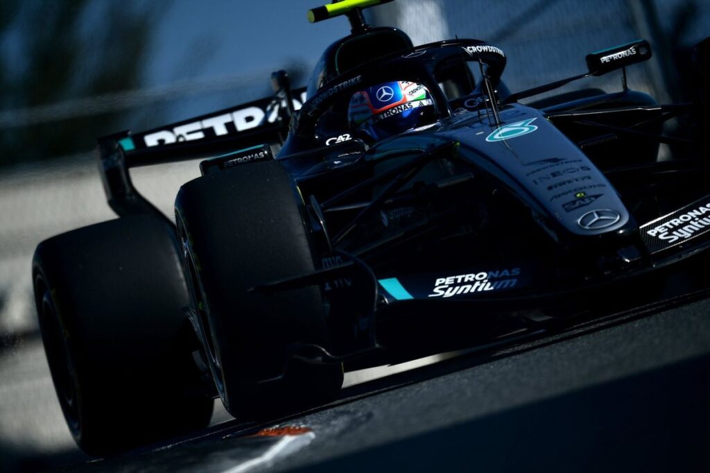 Antonelli holds off Verstappen for third straight pole