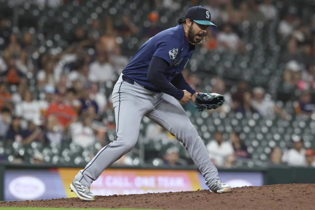 Mariners beleaguered bullpen busts through, blasts ‘Stros in 3-1 win Mariners beleaguered bullpen busts through, blasts ‘Stros in 3-1 win