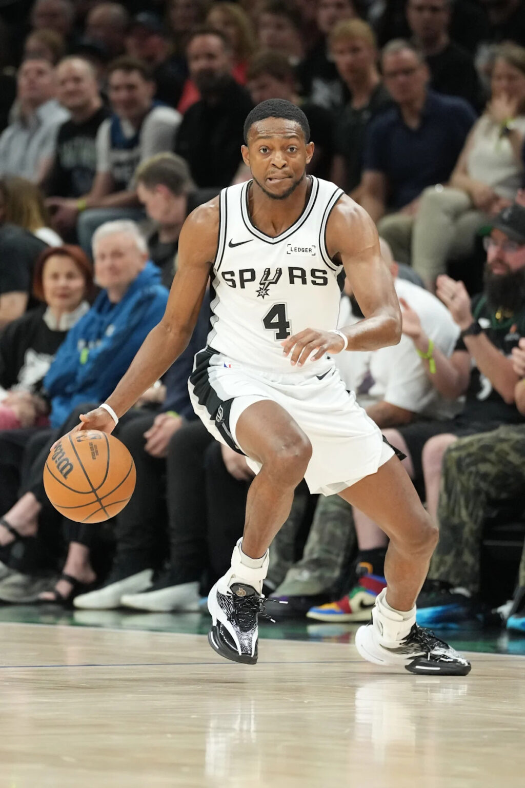 De’Aaron Fox injury update: Spurs star hobbles to locker room