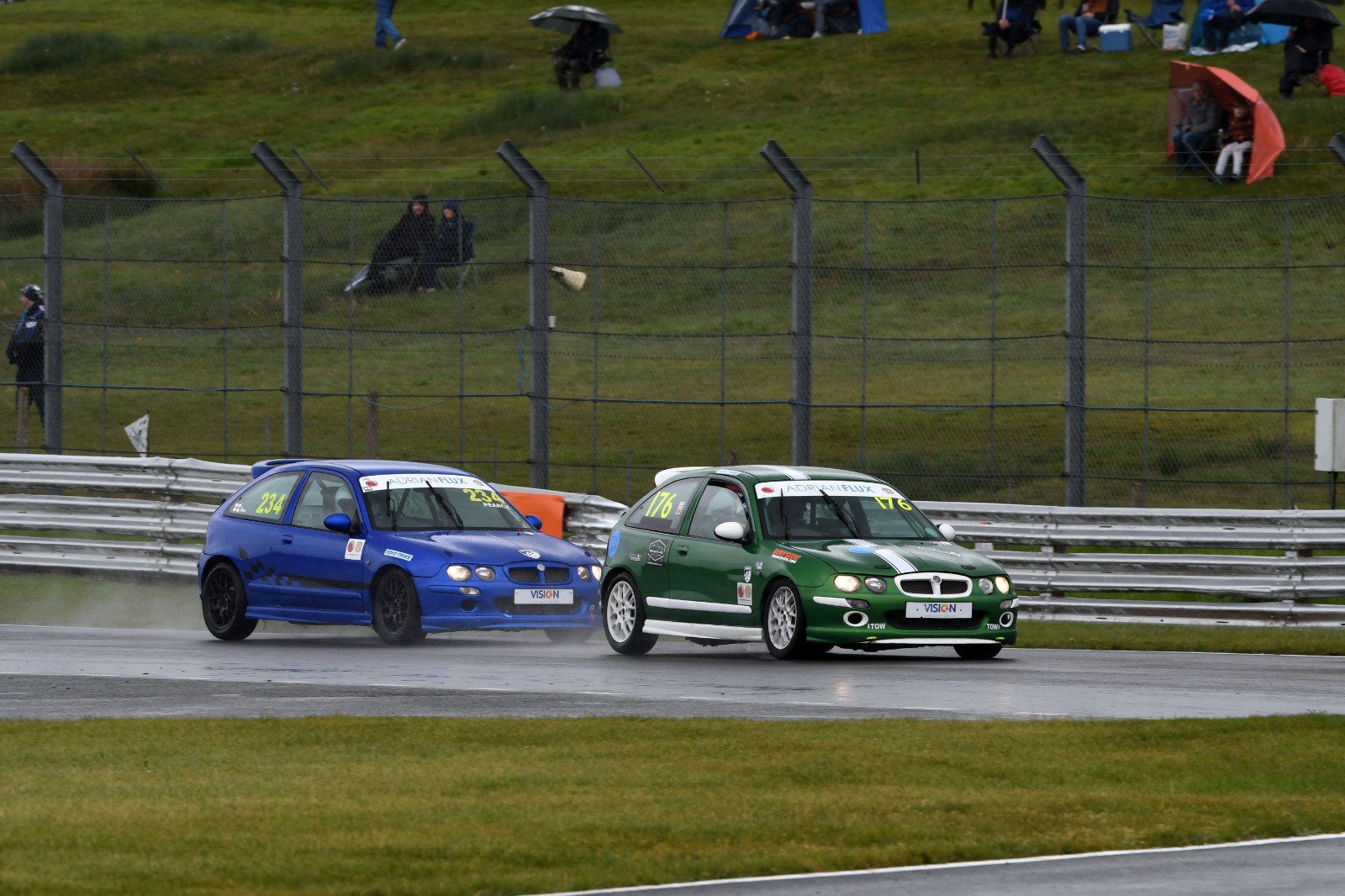 The 1992 BTCC champion (r) narrowly missed out to Pearce in second MGOC race