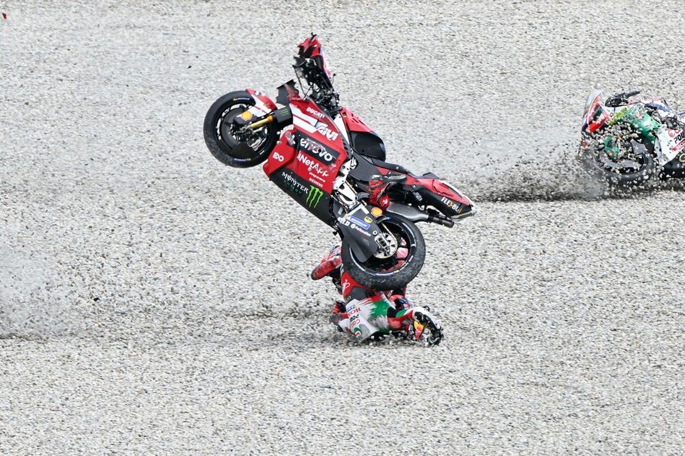 La jambe de Johann Zarco était entre la roue et l'échappement de la Ducati de Pecco Bagnaia durant sa chute.