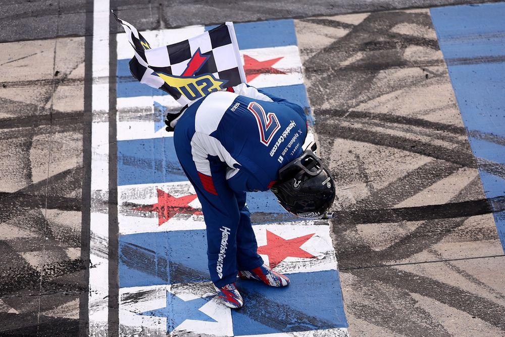 Kyle Busch bows after final NASCAR win