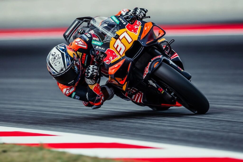 Acosta fastest as rain curtails running early