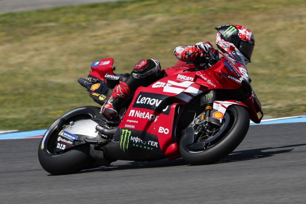 Bagnaia wins sprint as Bezzecchi crashes out Bagnaia wins sprint as Bezzecchi crashes out