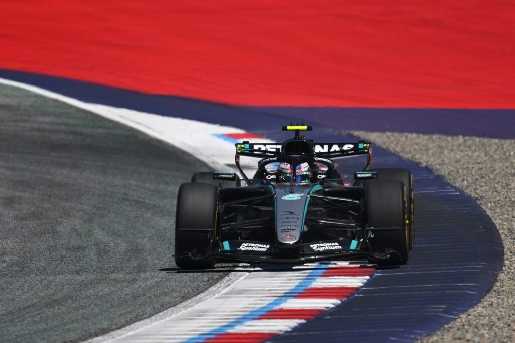 Antonelli pips Russell to top FP1, Norris hit with hydraulics issue