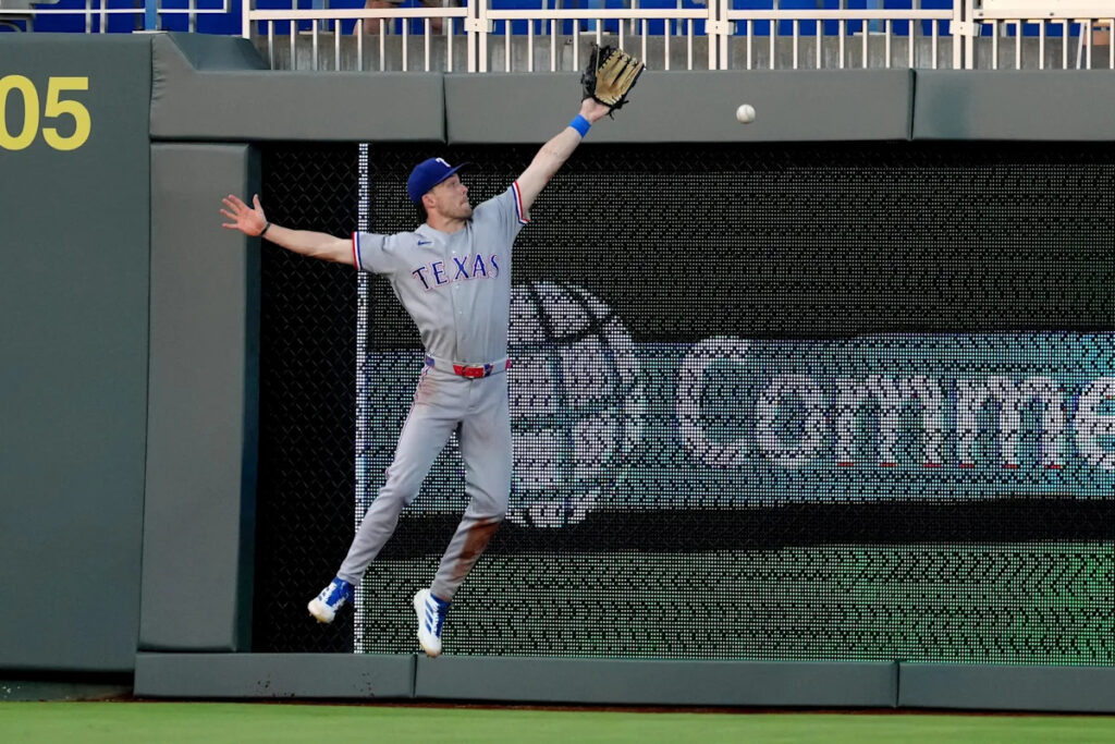 32-34 – Extra bags send Rangers packing in 5-3 loss to Royals 32-34 – Extra bags send Rangers packing in 5-3 loss to Royals