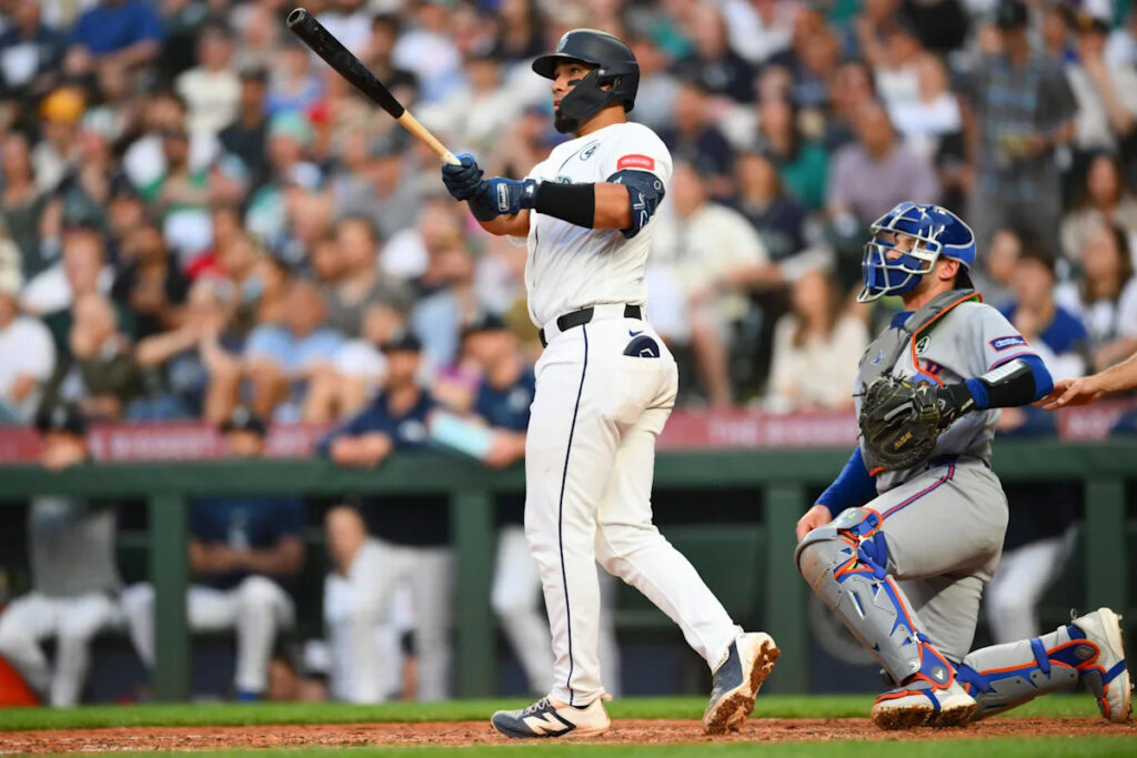 Red-hot Mariners ride offense to eighth consecutive win