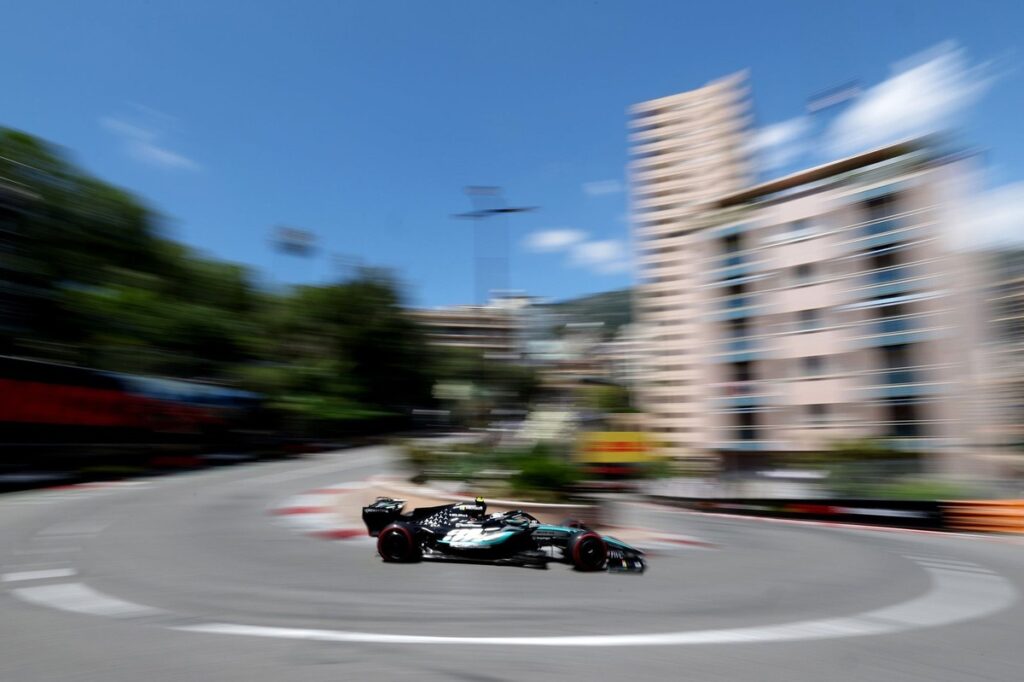 Antonelli takes crucial pole by beating Verstappen as Leclerc crashes
