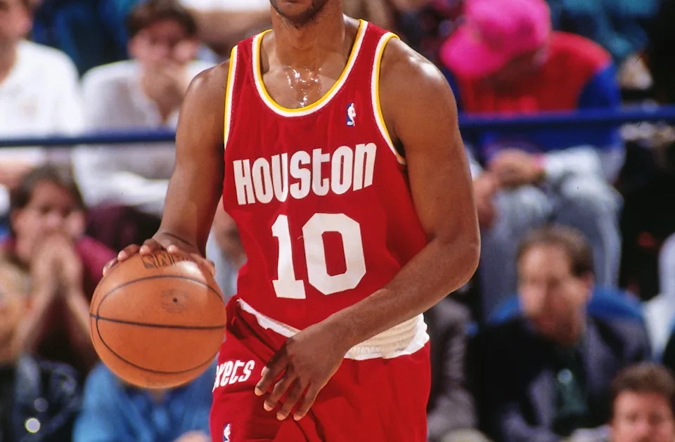 SACRAMENTO, CA: Sam Cassell #10 of the Houston Rockets dribbles the ball up court during a game against the Sacramento Kings circa 1994 at the ARCO Arena in Sacramento, California. NOTE TO USER: User expressly acknowledges and agrees that, by downloading and/or using this Photograph, user is consenting to the terms and conditions of the Getty Images License Agreement. Mandatory Copyright Notice: Copyright 1994 NBAE (Photo by Rocky Widner/NBAE via Getty Images) | NBAE via Getty Images