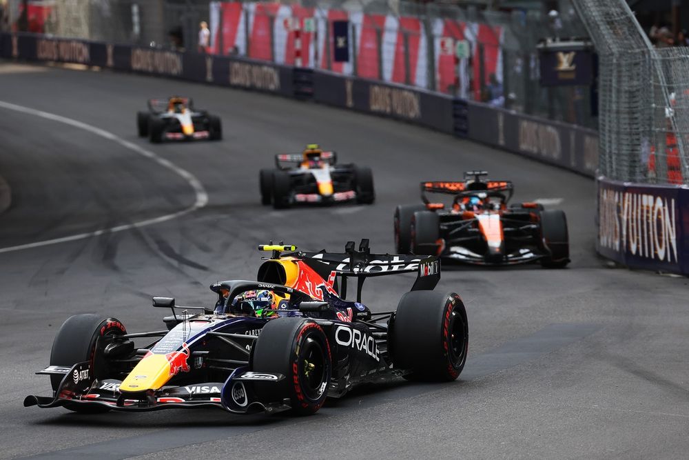 Oscar Piastri, McLaren, Isack Hadjar, Red Bull Racing