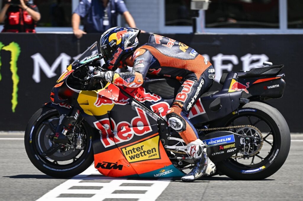 Acosta points out the major flaw in MotoGP’s plan to ban front holeshot device mid-season Acosta points out the major flaw in MotoGP’s plan to ban front holeshot device mid-season