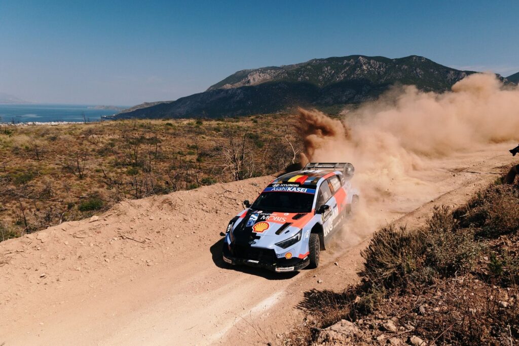 Neuville leads as puncture derails Fourmaux’s charge