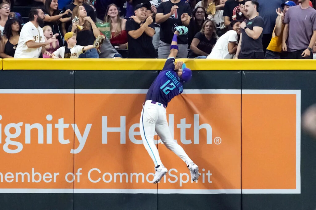 D-backs late miscue spells the difference in tight game with Brewers D-backs late miscue spells the difference in tight game with Brewers