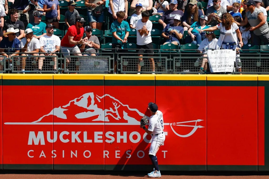 Mariners lose a backbreaker, 5-3