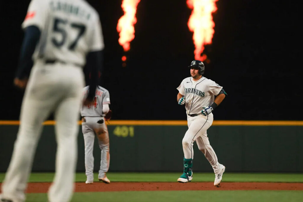 Mariners come to life, crush Reds 8-0 Mariners come to life, crush Reds 8-0