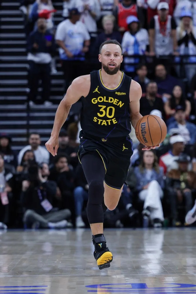 Stephen Curry #30 of the Golden State Warriors brings the ball up court during the first half of an NBA game against the <a class="link " href="https://sports.yahoo.com/nba/teams/la-clippers/" data-i13n="sec:content-canvas;subsec:anchor_text;elm:context_link" data-ylk="slk:Los Angeles Clippers;sec:content-canvas;subsec:anchor_text;elm:context_link;itc:0" data-yga="{"yLinkElement":"context_link","yModuleName":"content-canvas","yLinkText":"Los Angeles Clippers","ySubModuleName":"anchor_text","yHasCommerce":false}">Los Angeles Clippers</a> Getty Images