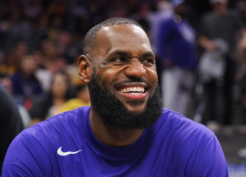 LeBron James signs contract with Philadelphia 76ers | Report