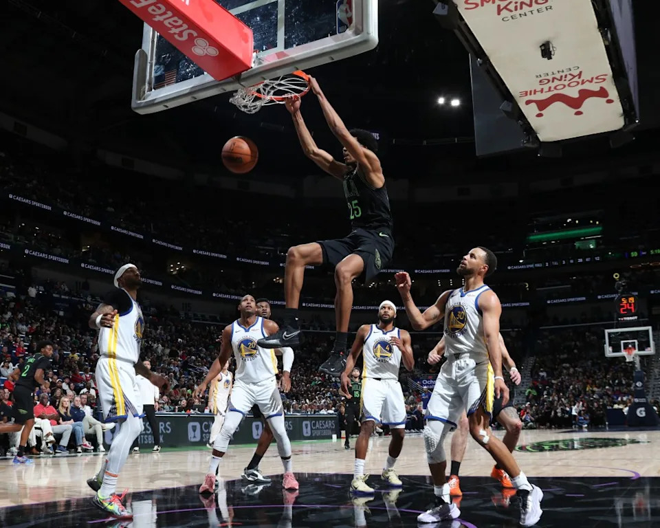 Trey Murphy III dunks the ball during the game against the Golden State Warriors. NBAE via Getty Images