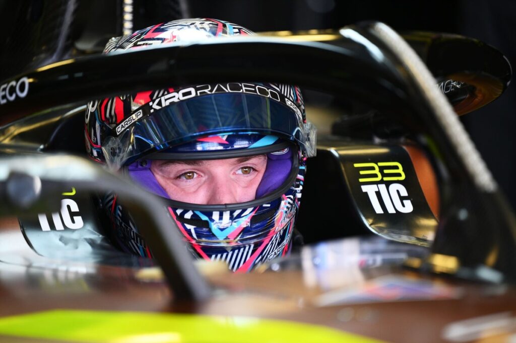 Ticktum pulls off last-lap overtake on Dennis for victory