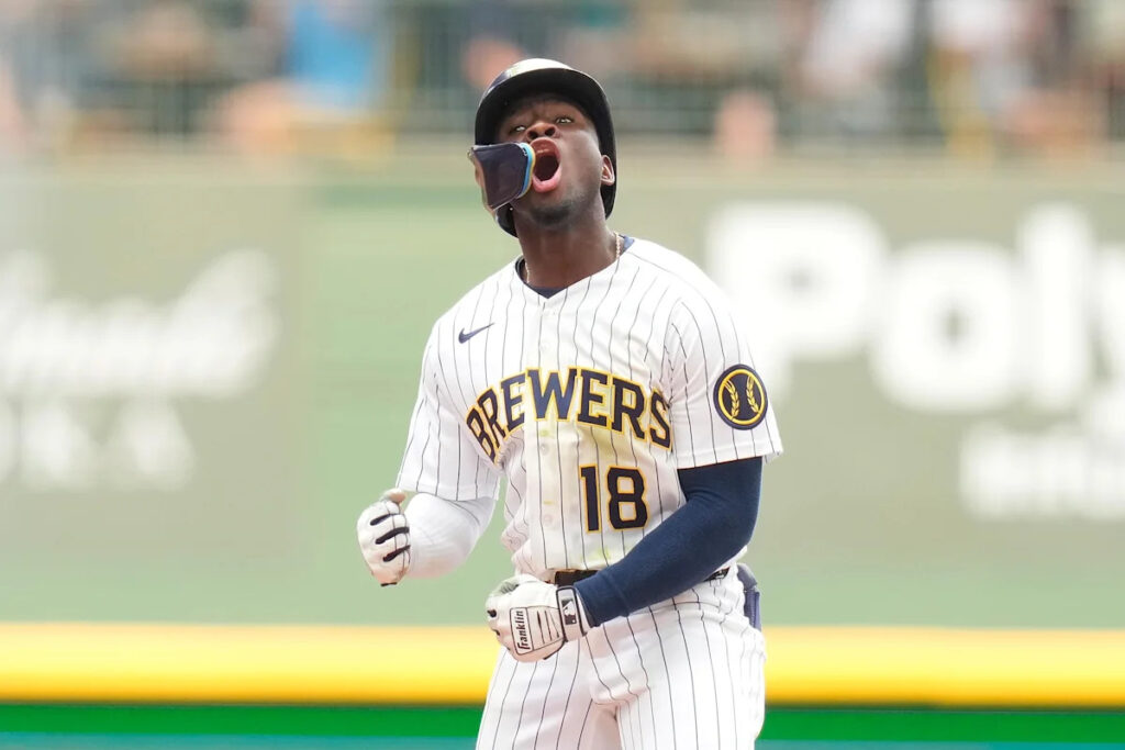 Brewers bounce back with blowout win, even series against Giants