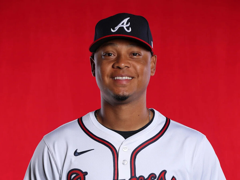 Braves select Elieser Hernández, option Connor Thomas