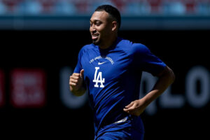 Edwin Díaz back with Dodgers 3 months after elbow surgery Edwin Díaz back with Dodgers 3 months after elbow surgery
