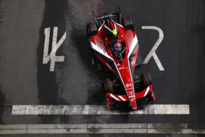 De Vries wins chaotic race as Dennis takes championship lead De Vries wins chaotic race as Dennis takes championship lead