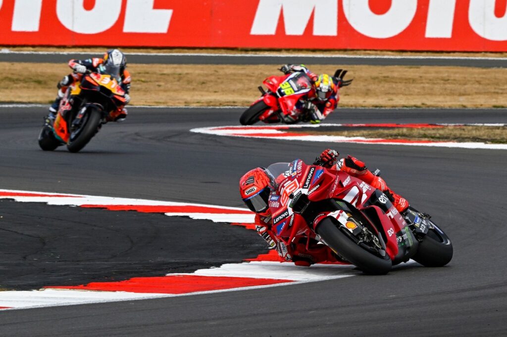 Marquez baffled by “massive” tyre drop in British GP sprint