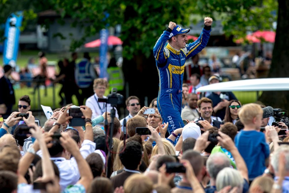 An unlikely fastest-lap showdown handed a quick Buemi the title in London