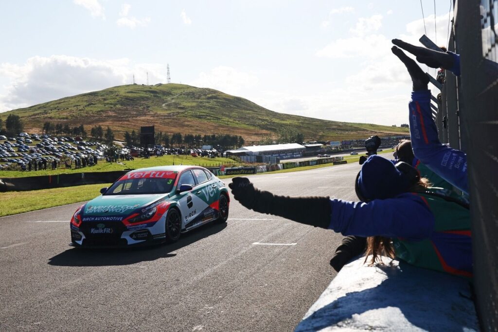 BTCC Knockhill: Chilton sweeps race three BTCC Knockhill: Chilton sweeps race three