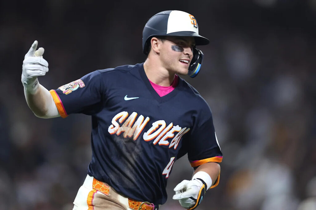 Padres back in win column after dominant outing against Giants