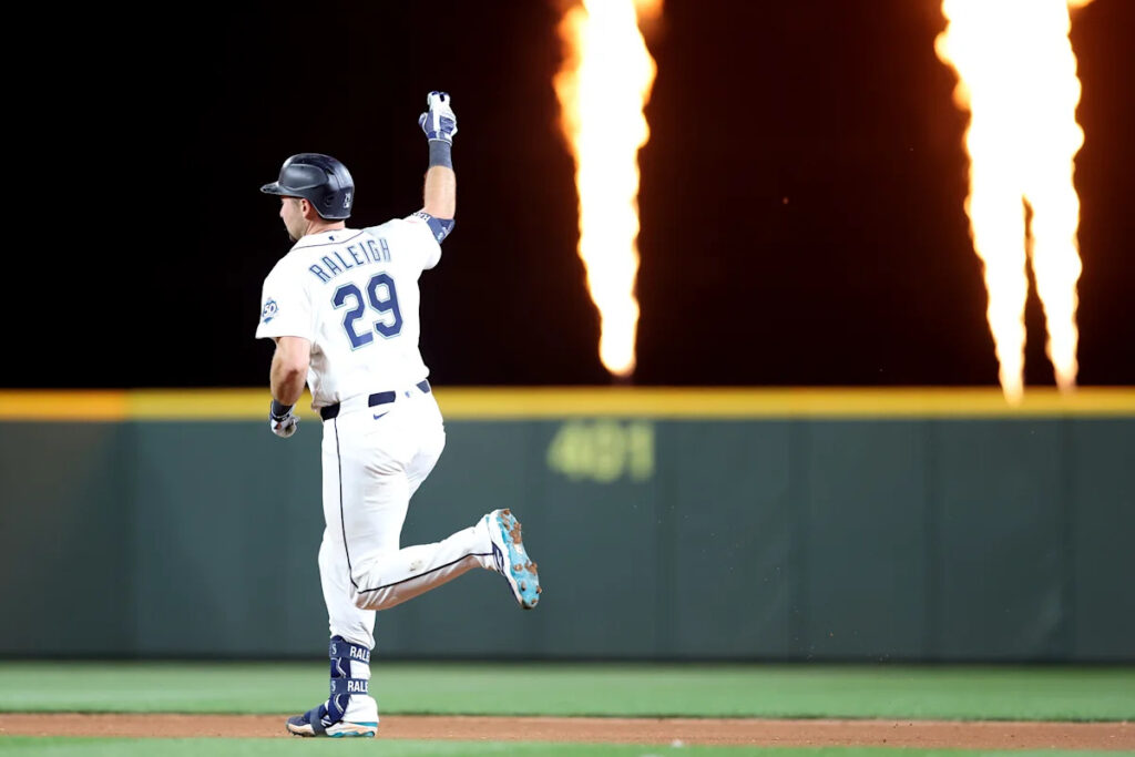 Cal Raleigh busts out of slump, posts first career 3-homer game to power Mariners past Phillies