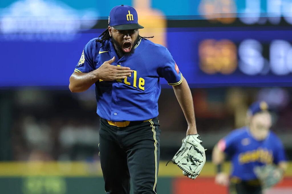 Cubs give Mariners a charity “win” for Players Weekend