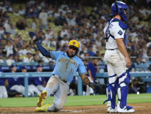 Brewers come alive in ninth, steal 5-4 win over Dodgers