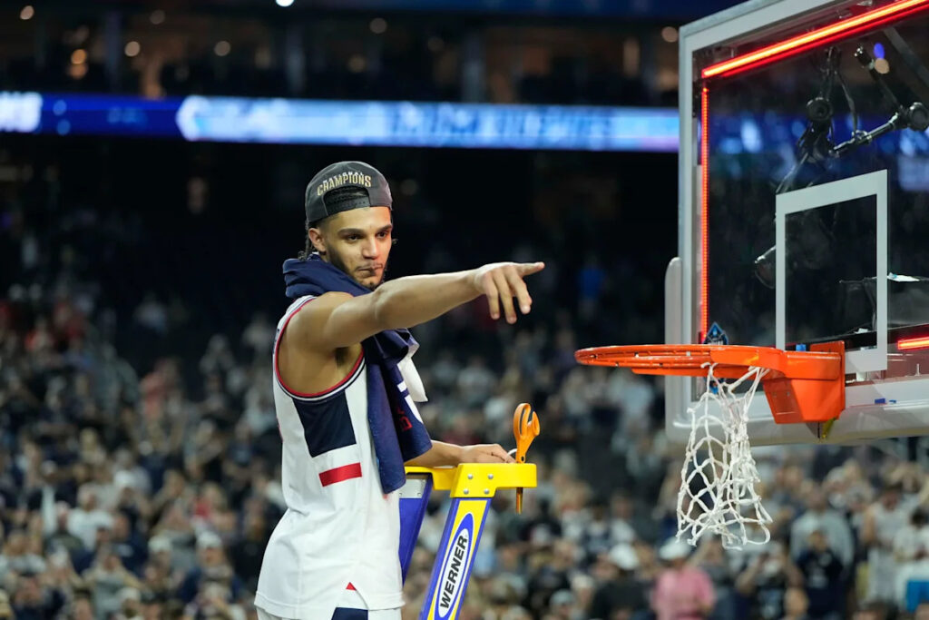 Andre Jackson Jr. signs deal with Toronto Raptors.