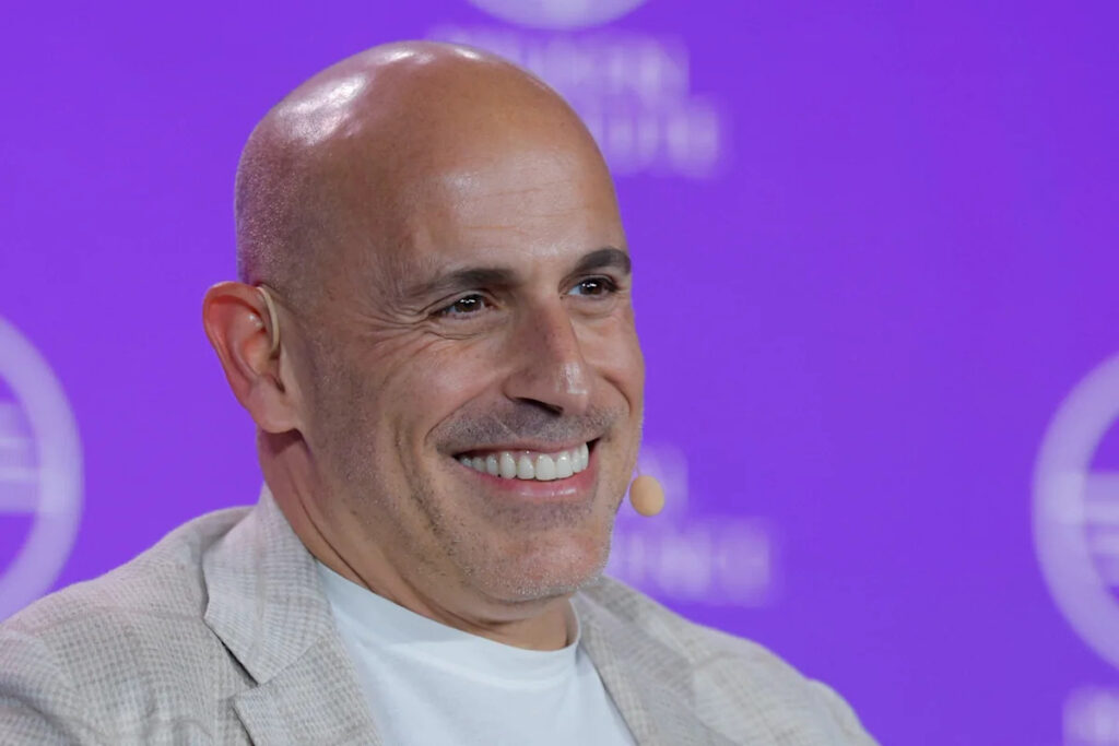 Marc Lore selling majority stake in Timberwolves, Lynx to Marc Stad
