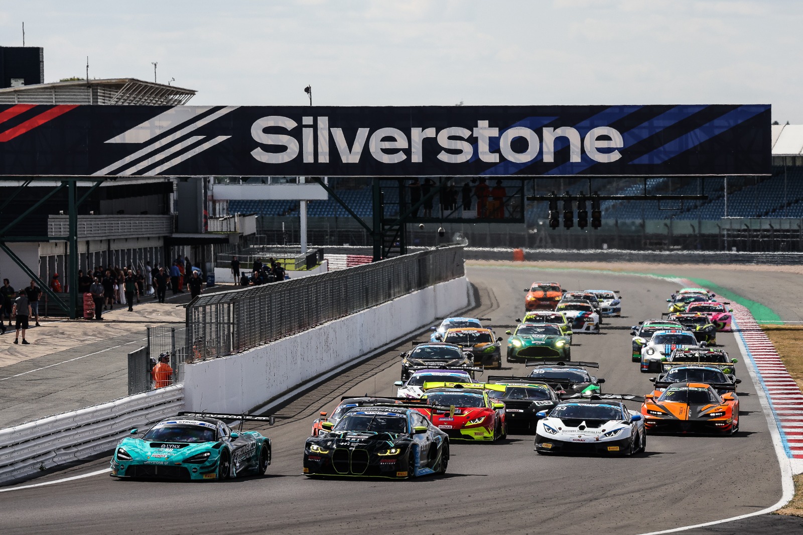 McLaren of Yates father-and-son duo (l) led the way in the GT Cup