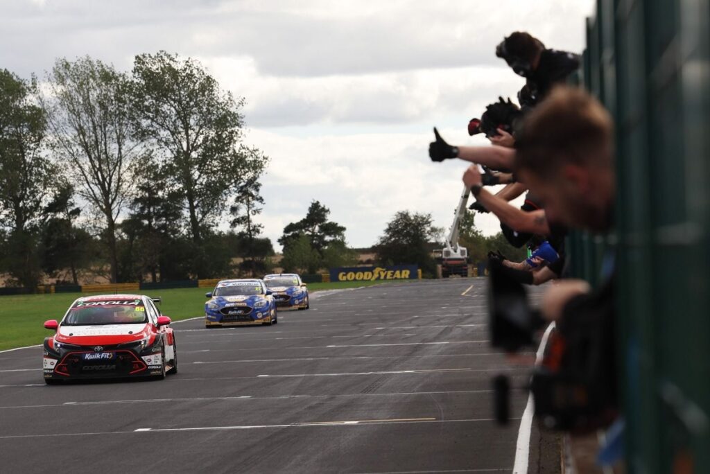 BTCC Croft: Cook dominates qualifying race