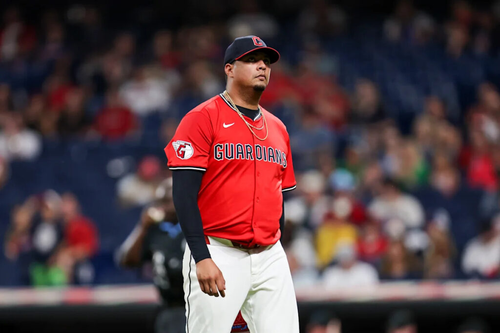 Guardians RHP Carlos Hernández reveals he was texting before career-threatening car crash in Venezuela Guardians RHP Carlos Hernández reveals he was texting before career-threatening car crash in Venezuela